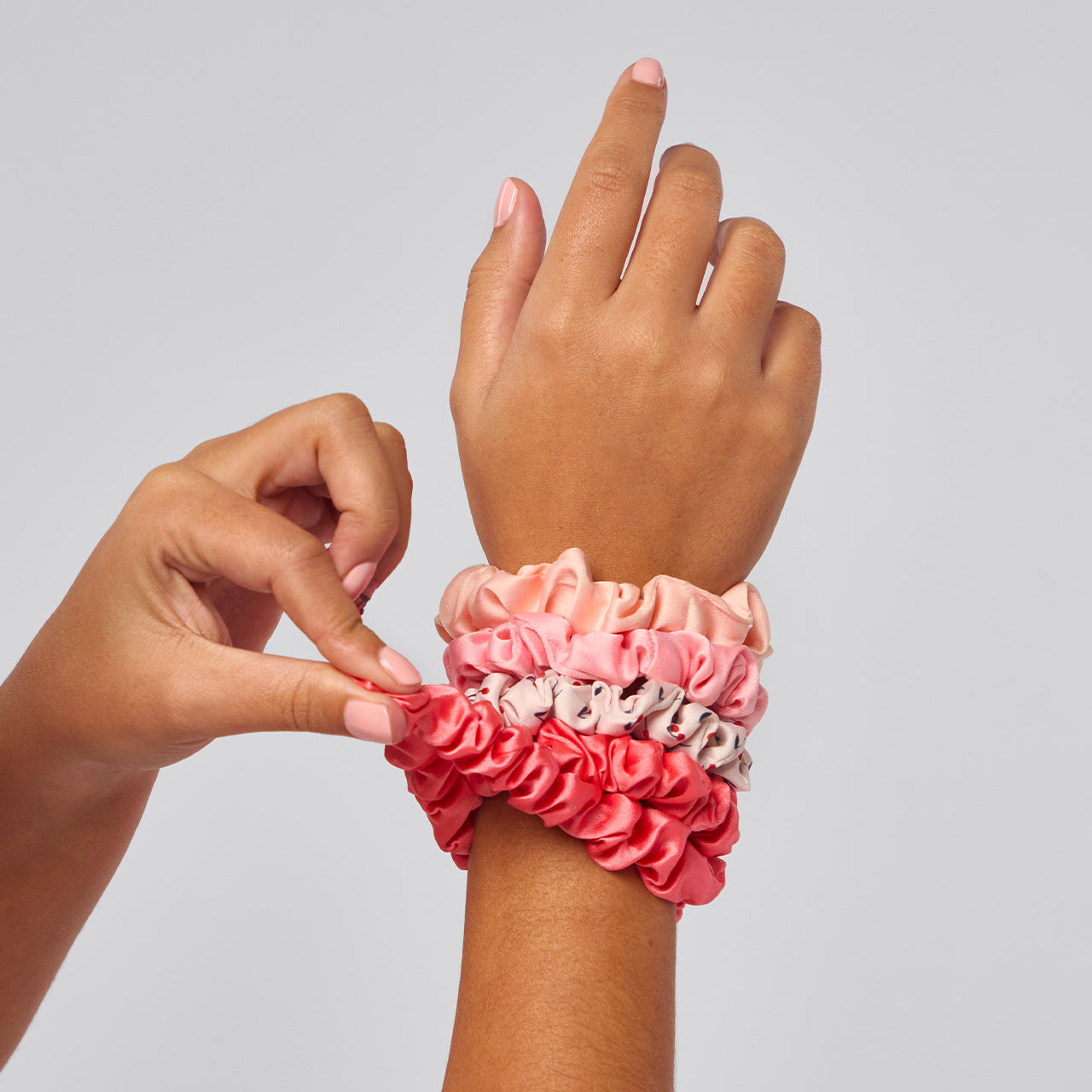 Set da 5 pezzi di scrunchies in raso arricciato - Fiori di ciliegio