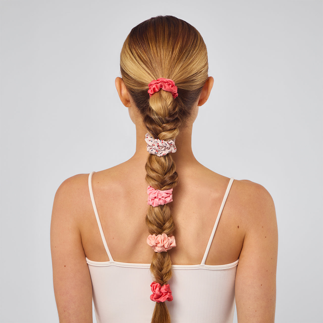 Set da 5 pezzi di scrunchies in raso arricciato - Fiori di ciliegio