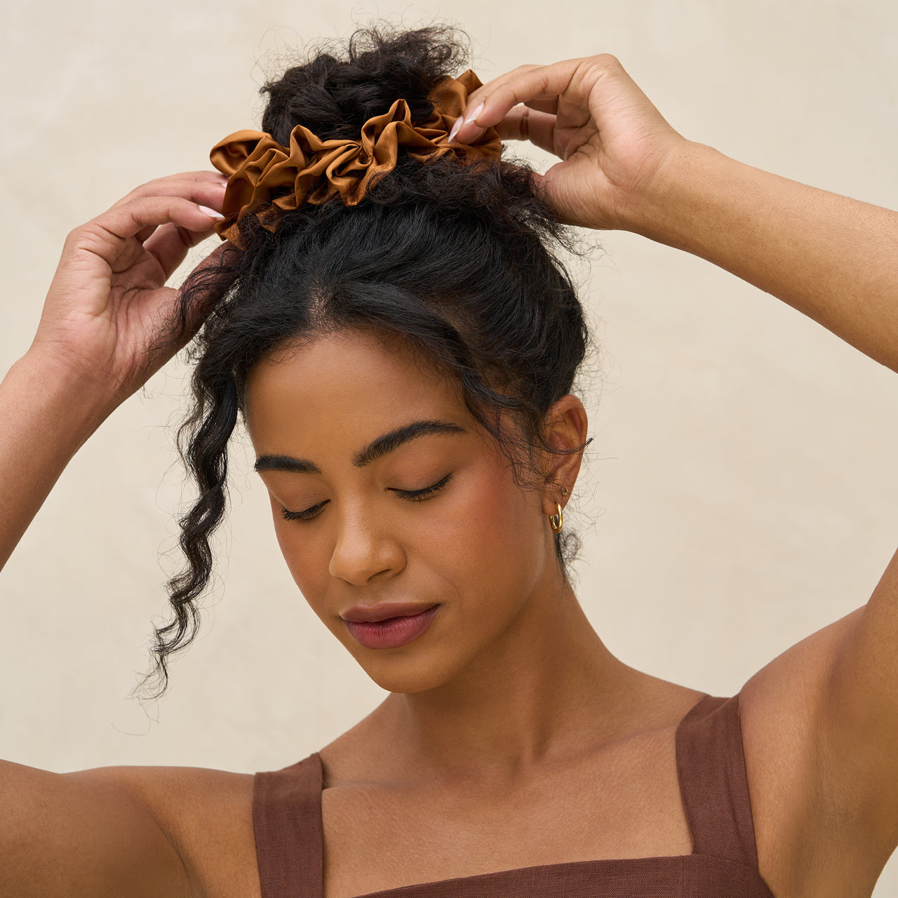 Scrunchie con volantes camel