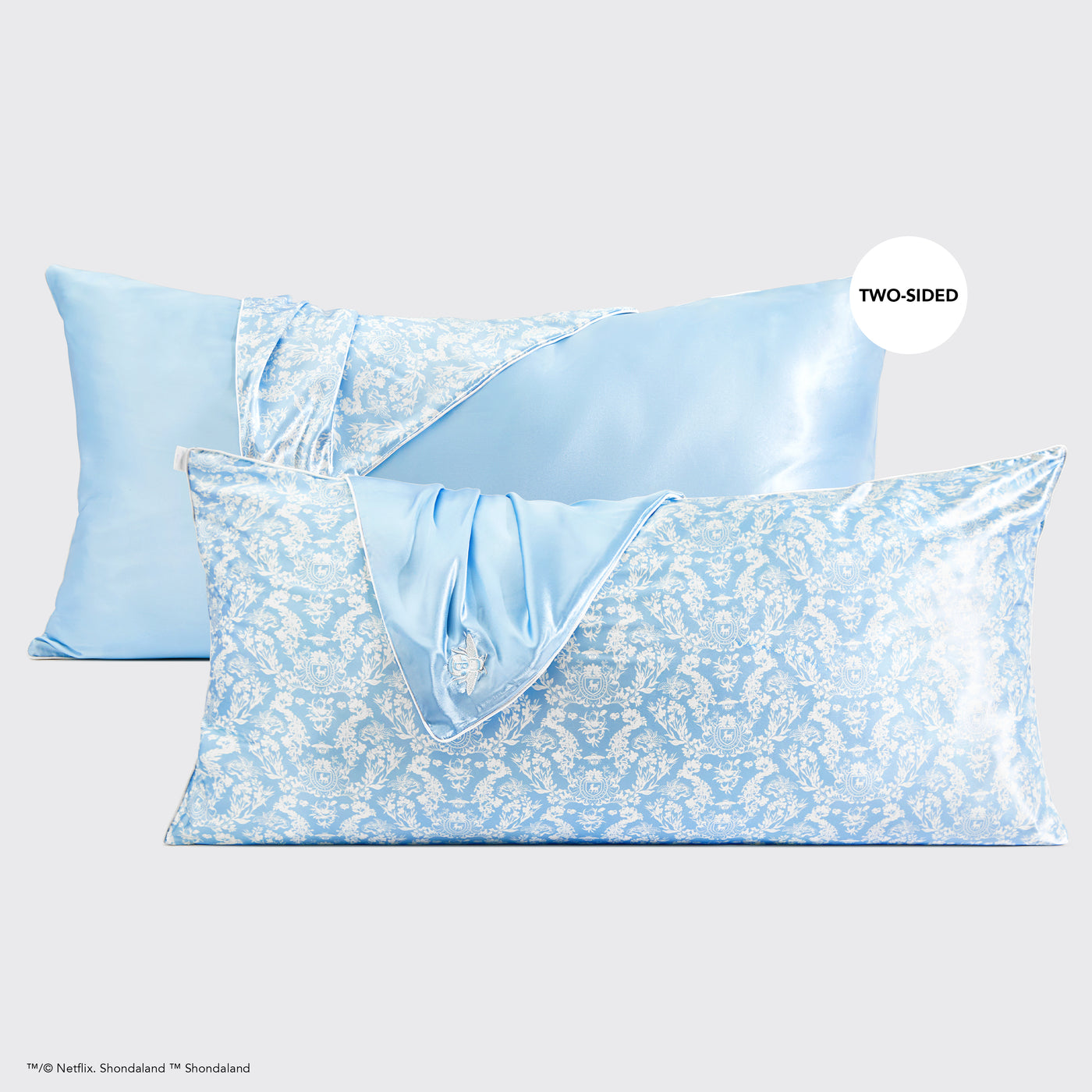 Kitsch x Bridgerton Satin-Kissenbezug in Toile De Blue - King