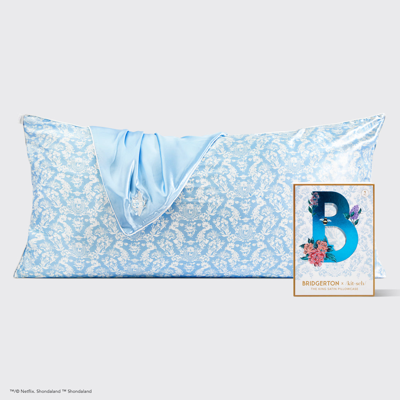 Kitsch x Bridgerton Satin-Kissenbezug in Toile De Blue - King