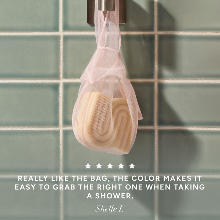 An image showing a Kitsch shampoo bar in a terracotta bar bag with a 5-star review that reads "Really like the bag, the color makes it easy to grab the right one when taking a shower."