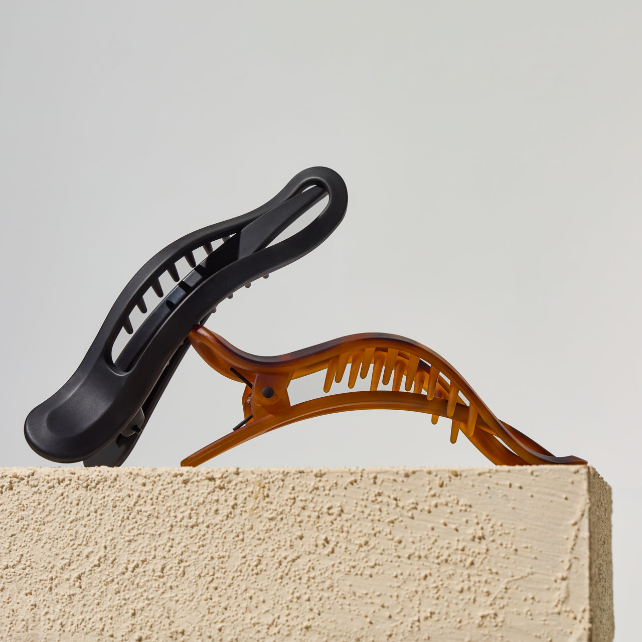 Flache gebogene Klammer, 2 Stück – Schwarz und Schildpatt